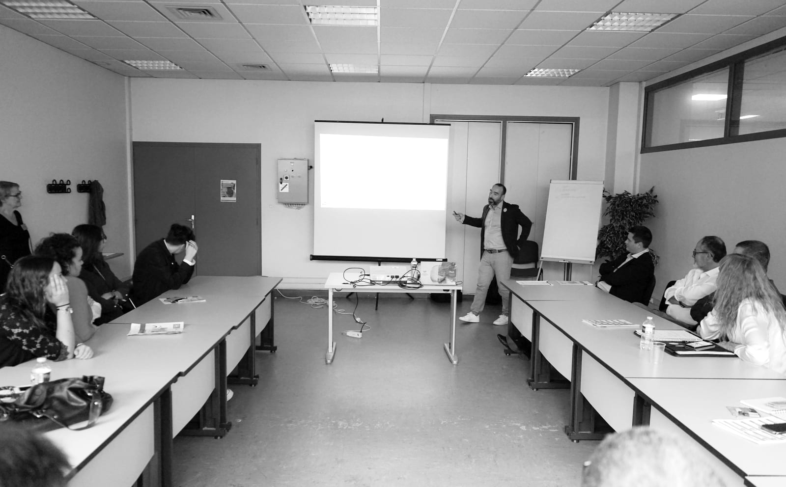 Alexandre De Sousa prenant la parole devant une salle de séminaire comble